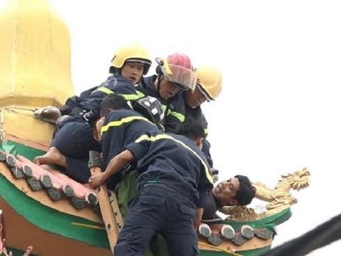 Cảnh sát leo nóc chùa khống chế thanh niên ngáo đá