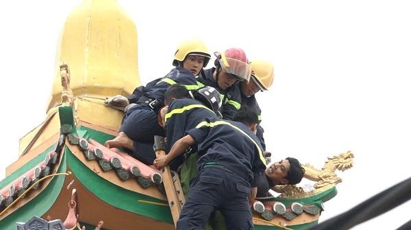Cảnh sát leo nóc chùa khống chế thanh niên ngáo đá-2