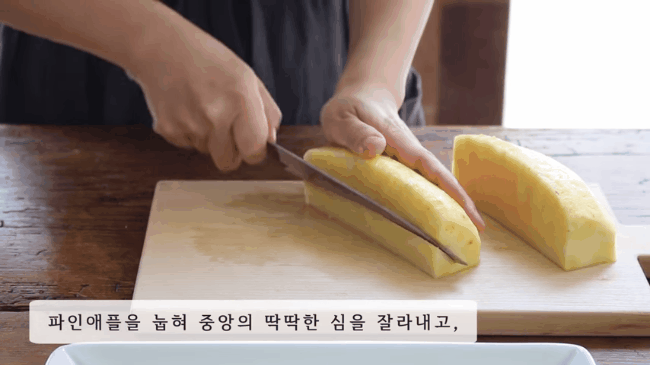 2 cách gọt và xếp dứa đơn giản nhưng đẹp mắt cho chị em mời khách-3