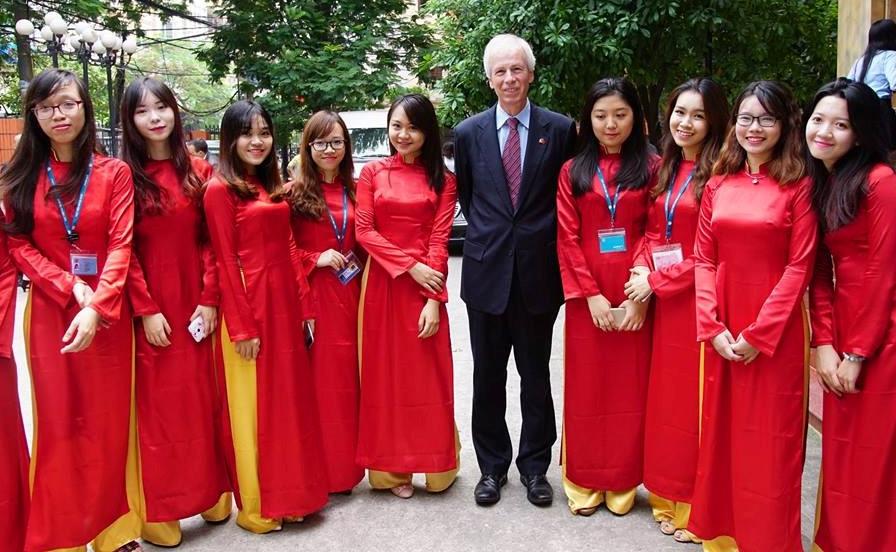 CLB toàn trai xinh gái đẹp tham gia APEC của Học viện Ngoại giao-5