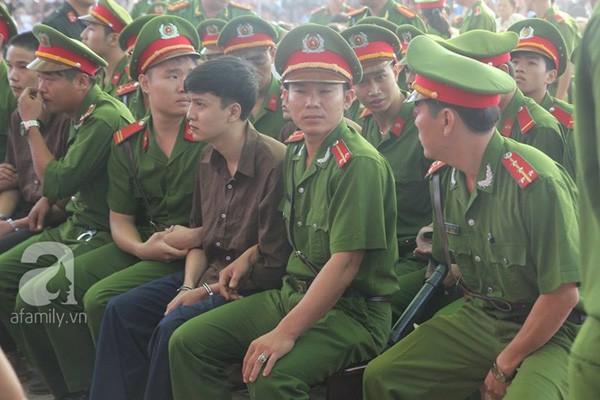 Vụ thảm án Bình Phước: Mẹ của tử tù Nguyễn Hải Dương ngất xỉu khi hay tin con trai sắp bị tiêm thuốc-8