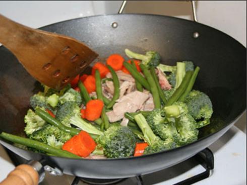 Chảo thật nóng mới chiên xào nhưng thế nào là đủ độ, muốn biết chỉ cần nắm những mẹo sau