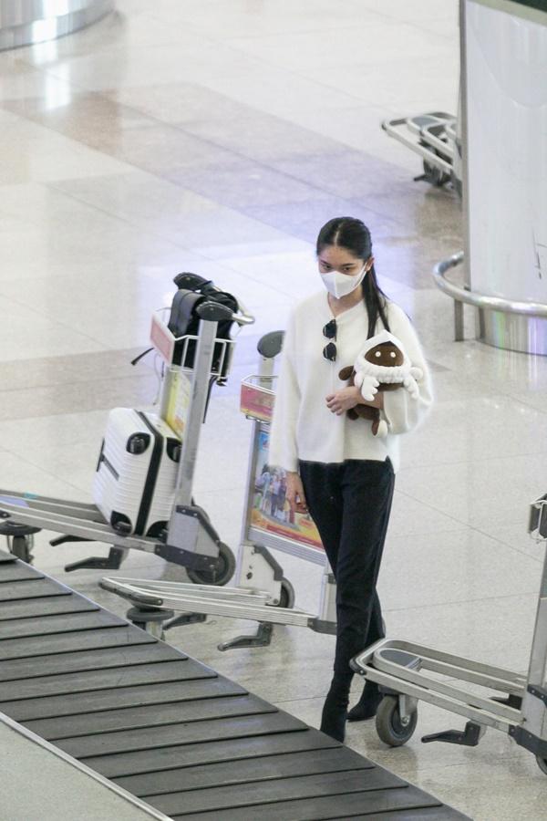 Trắng tay tại Hoa hậu Quốc tế 2017, Á hậu Thùy Dung lặng lẽ về nước dù chưa hết triệu chứng bệnh thủy đậu-1