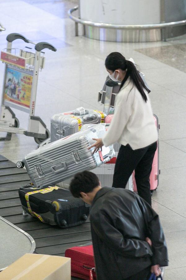 Trắng tay tại Hoa hậu Quốc tế 2017, Á hậu Thùy Dung lặng lẽ về nước dù chưa hết triệu chứng bệnh thủy đậu-2