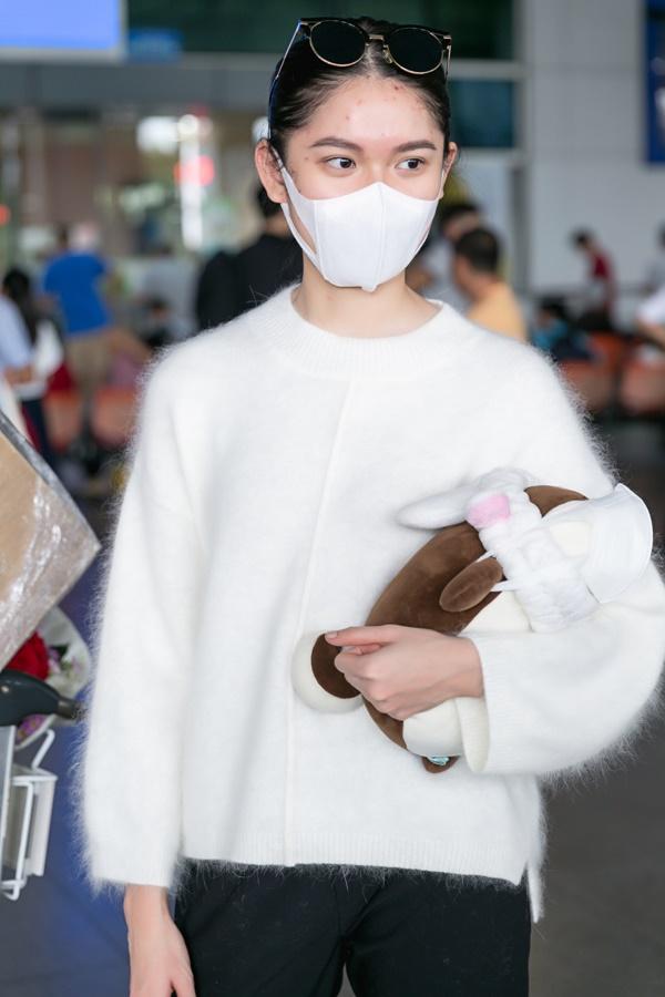 Trắng tay tại Hoa hậu Quốc tế 2017, Á hậu Thùy Dung lặng lẽ về nước dù chưa hết triệu chứng bệnh thủy đậu-8