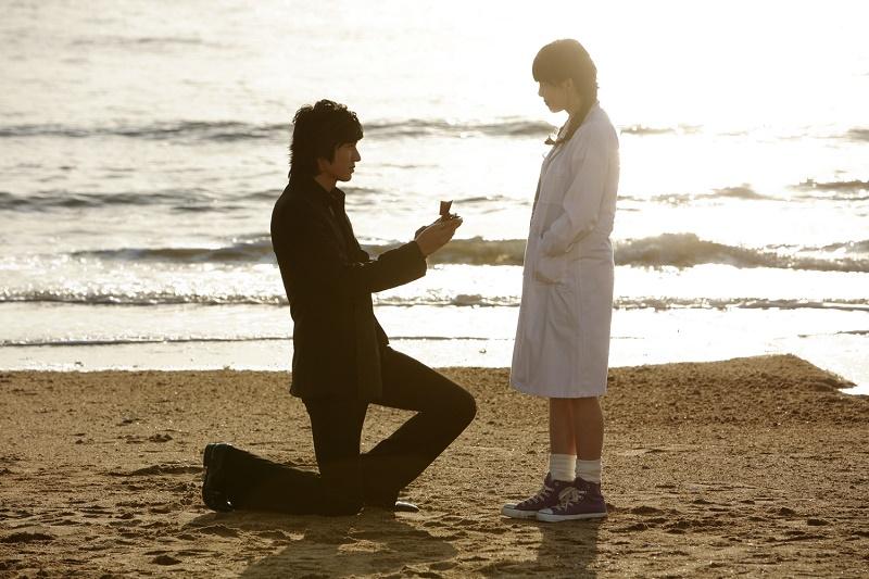 Học đòi phim ảnh cầu hôn lãng mạn, giấu nhẫn vào bánh gato, bị bạn gái nuốt luôn vào bụng-1