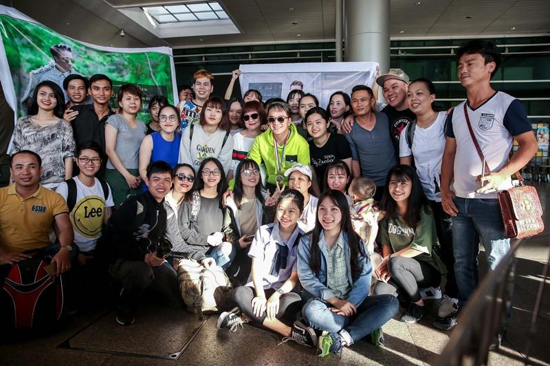 Fans tặng huy chương, cúp vàng cho Đàm Vĩnh Hưng dù không đạt giải tại MTV EMA-5