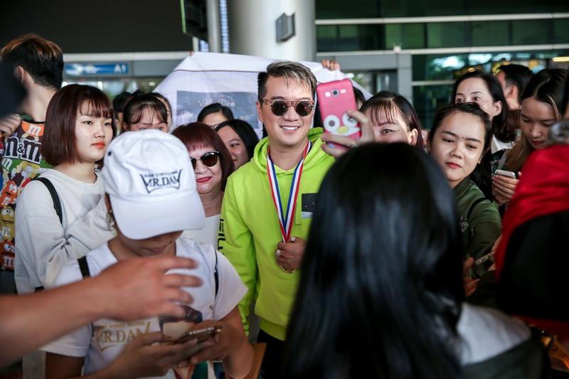 Fans tặng huy chương, cúp vàng cho Đàm Vĩnh Hưng dù không đạt giải tại MTV EMA-7