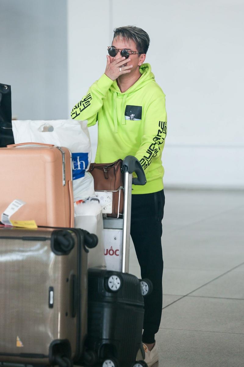 Fans tặng huy chương, cúp vàng cho Đàm Vĩnh Hưng dù không đạt giải tại MTV EMA-2