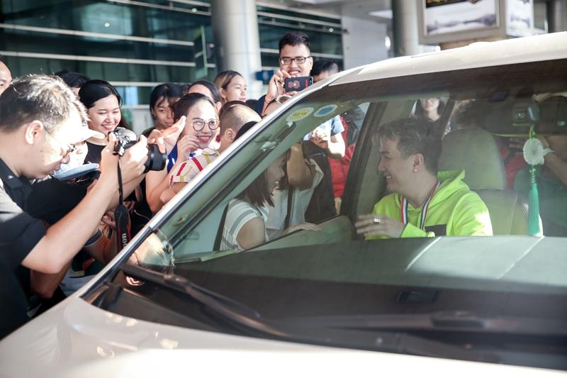 Fans tặng huy chương, cúp vàng cho Đàm Vĩnh Hưng dù không đạt giải tại MTV EMA-9