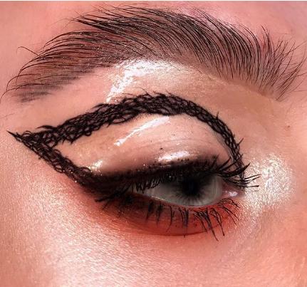 Vẽ eyeliner tạo hình khói vừa độc đáo vừa ma mị đang gây bão cộng đồng mạng-2