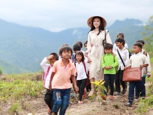 Lan Ngọc, Angela Phương Trinh, Minh Hằng chạm trán hạng mục diễn xuất tại 'Liên hoan phim Việt Nam 2017'