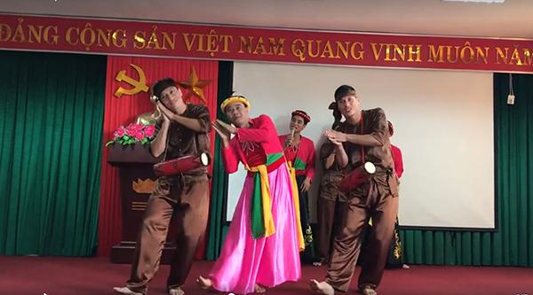 Màn giả gái múa cực dẻo trên nền bài hát Trống cơm của các thầy giáo hút trăm nghìn lượt xem-1