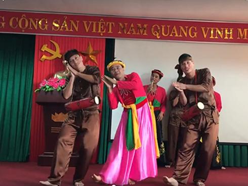 Màn giả gái múa cực dẻo trên nền bài hát 'Trống cơm' của các thầy giáo hút trăm nghìn lượt xem