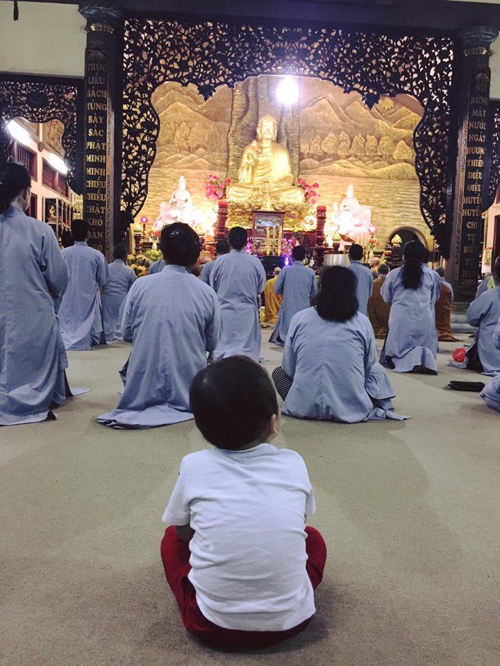 Hot girl - hot boy Việt 17/11: Ly Kute khoe khoảnh khắc đáng yêu của Khoai Tây khi đi chùa-1