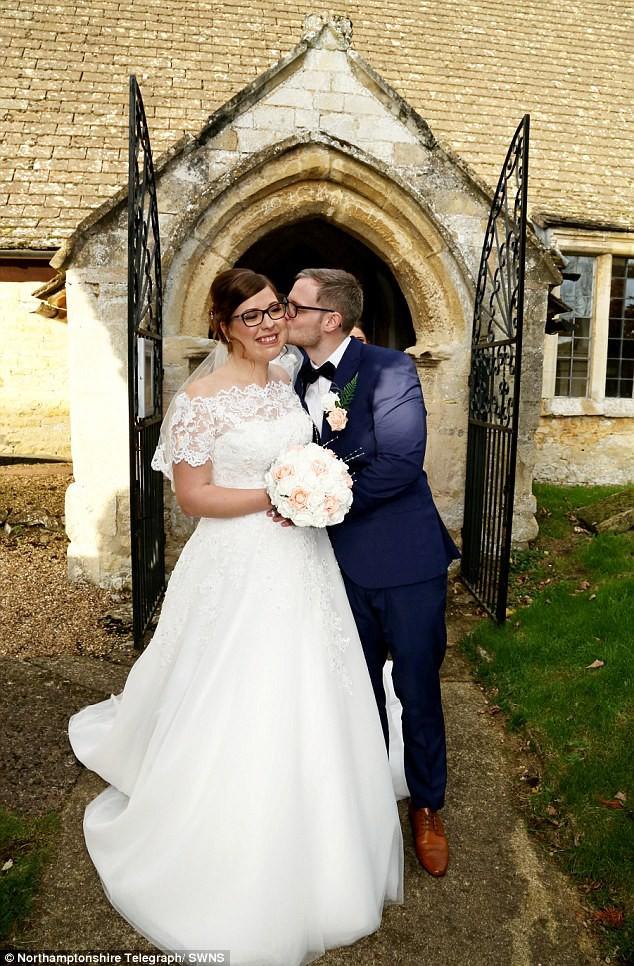 Sinh ra với gương mặt biến dạng và bị người đời xa lánh, phép màu đã khiến cuộc đời cô gái thay đổi sau 25 năm-6