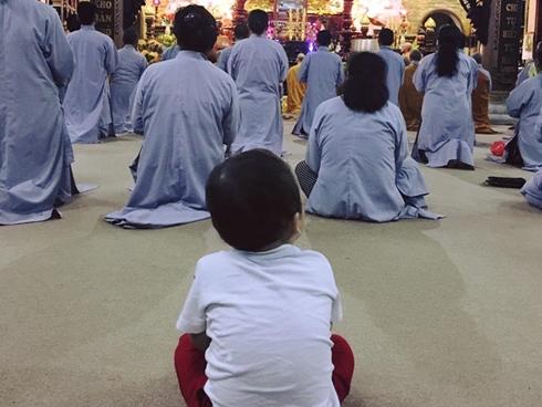 Hot girl - hot boy Việt 17/11: Ly Kute khoe khoảnh khắc đáng yêu của Khoai Tây khi đi chùa