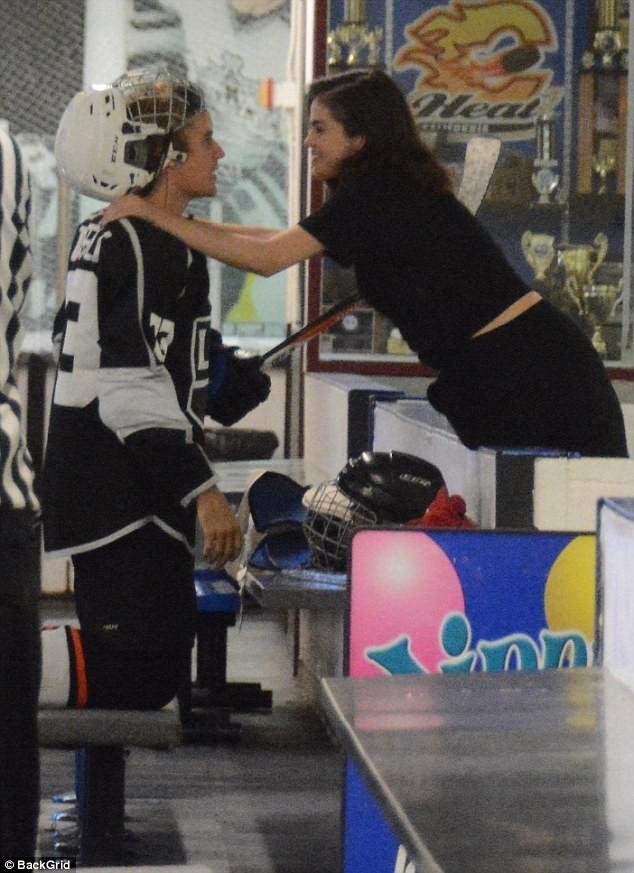 Justin và Selena công khai môi kề môi đắm đuối giữa sân băng sau khi tái hợp-3