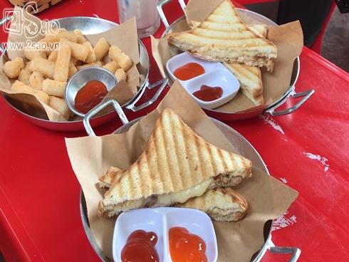 'Cận cảnh' món sandwich gà nướng phô mai chảy khu Bách-Kinh-Xây