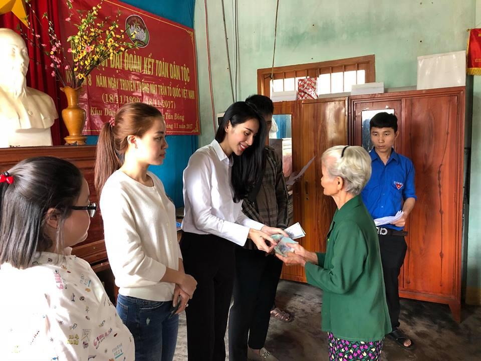 Clip: Thủy Tiên trao tặng 42 triệu đồng cho người mẹ nuôi con tâm thần gây xúc động-4