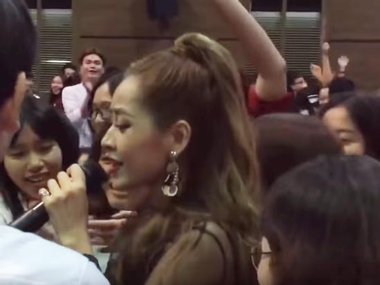 Hàng trăm khán giả đồng thanh hát 'ca khúc thảm họa' cùng Chi Pu