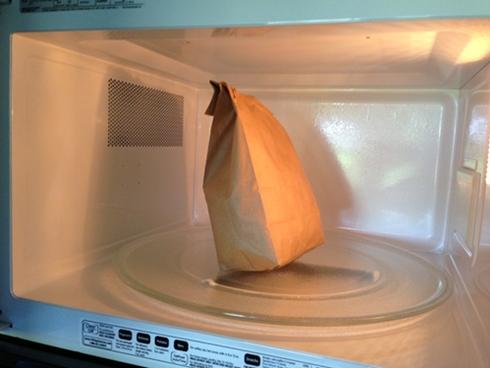 Ngoài trứng và bát đĩa mạ kim loại, có 11 thứ bạn tuyệt đối đừng cho vào lò vi sóng vì rất nguy hiểm