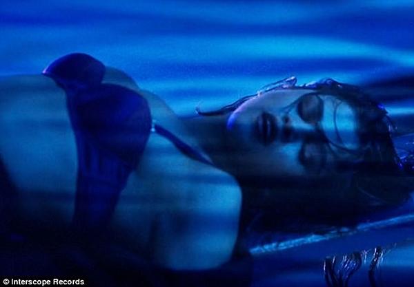 Selena Gomez phanh áo khoe vòng 1 căng đầy bốc lửa trong MV mới toanh-2