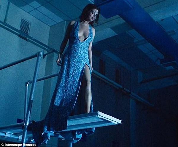 Selena Gomez phanh áo khoe vòng 1 căng đầy bốc lửa trong MV mới toanh-3