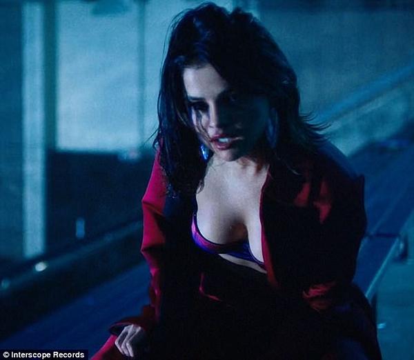 Selena Gomez phanh áo khoe vòng 1 căng đầy bốc lửa trong MV mới toanh-4