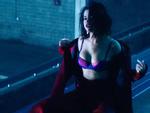 Selena Gomez phanh áo khoe vòng 1 căng đầy bốc lửa trong MV mới toanh