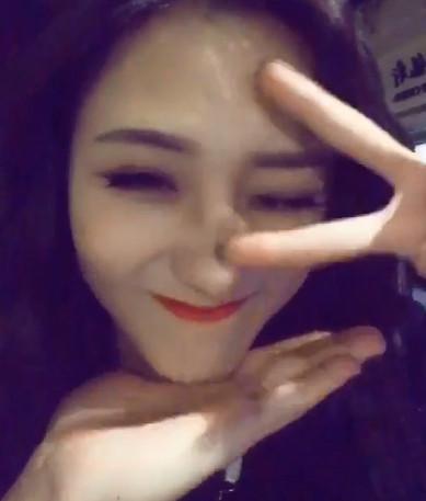 Giới trẻ châu Á thi nhau thực hiện trào lưu Đặt cằm lên tay-1