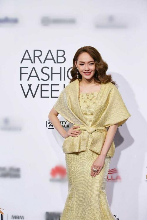 Minh Hằng đeo kim cương 20 tỷ đồng đẹp ‘bất phân thắng bại’ trên thảm đỏ Arab Fashion Week-2