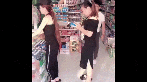 Bị tát sấp mặt chỉ vì chen ngang khi xếp hàng-1