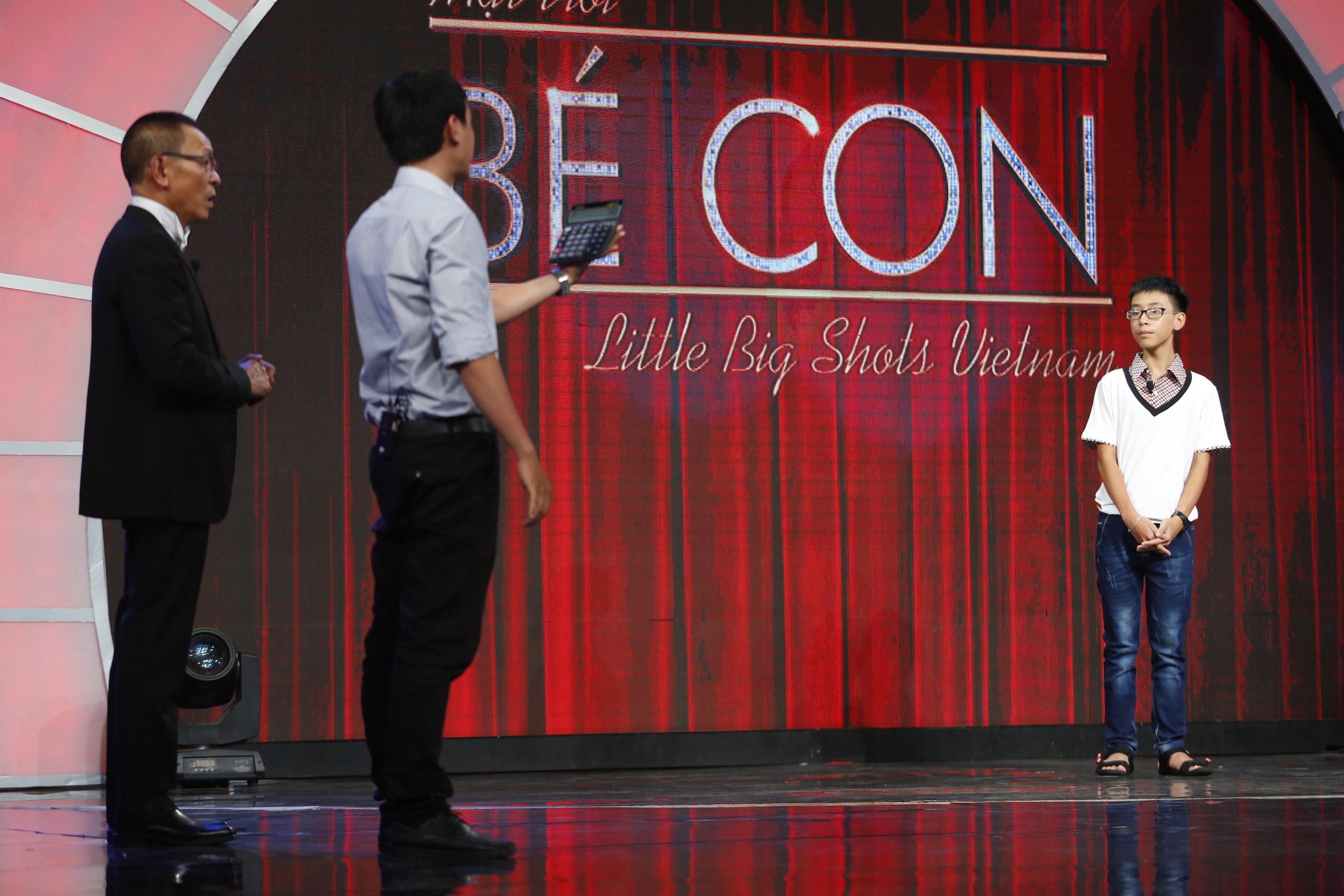 Cậu bé dùng hai bán cầu não để làm một lúc 2 việc khiến MC Lại Văn Sâm thán phục-2