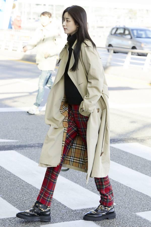 Sải bước ở sân bay, mỹ nhân cười đẹp nhất xứ Hàn Han Hyo Joo tỏa sáng như chụp ảnh tạp chí-9