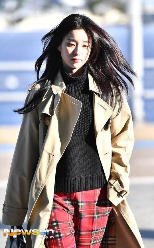 Sải bước ở sân bay, mỹ nhân cười đẹp nhất xứ Hàn Han Hyo Joo tỏa sáng như chụp ảnh tạp chí-11