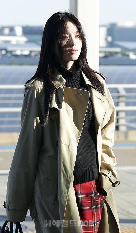 Sải bước ở sân bay, mỹ nhân cười đẹp nhất xứ Hàn Han Hyo Joo tỏa sáng như chụp ảnh tạp chí-12