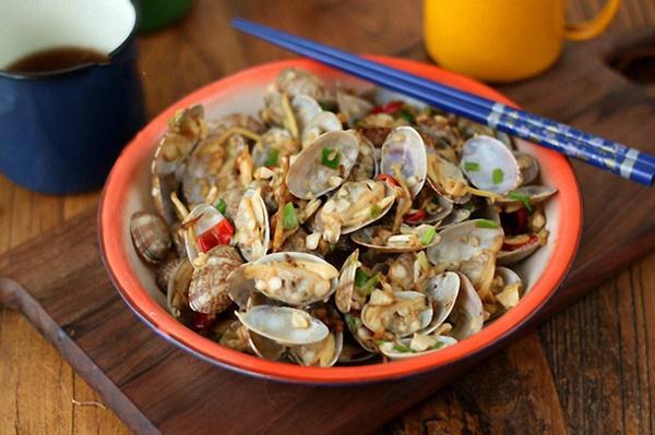 Không cần ra hàng, ở nhà bạn cũng có thể làm nghêu xào tỏi ớt thơm lừng cực ngon-5