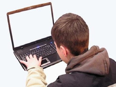 Thông tin bất ngờ vụ xế hộp lấy đà đâm nát cửa nhà hàng xóm-2