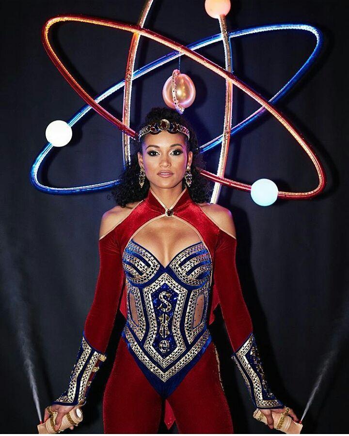 Nguyễn Thị Loan tỏa sáng khi trình diễn quốc phục tại Miss Universe 2017-7