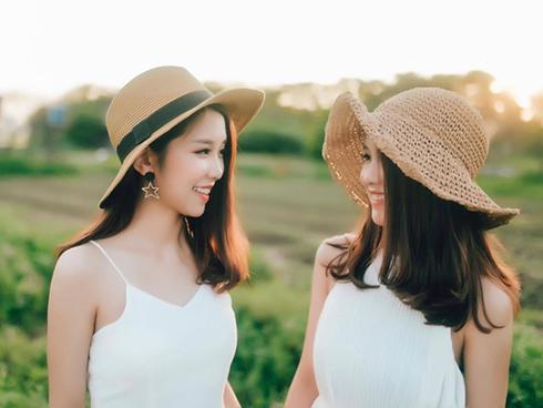 Cặp chị em sinh đôi đã đẹp là đẹp cả chị lẫn em khiến nhiều chàng trai 'ngây ngất'