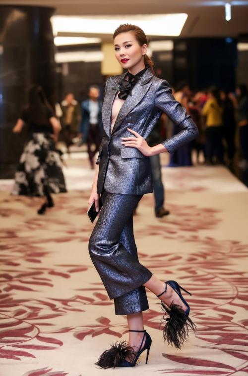 Cùng diện mốt suits không nội y, Minh Tú đẳng cấp vời vợi, Miu Lê hoá ‘bà nội’-4