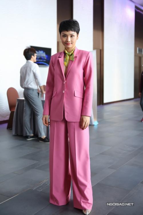 Miu Lê càng ngày càng khác lạ từ gương mặt cho đến gu thời trang xấu thảm-5