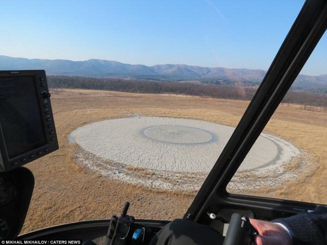 Kinh ngạc với núi lửa hình mắt người khổng lồ-2