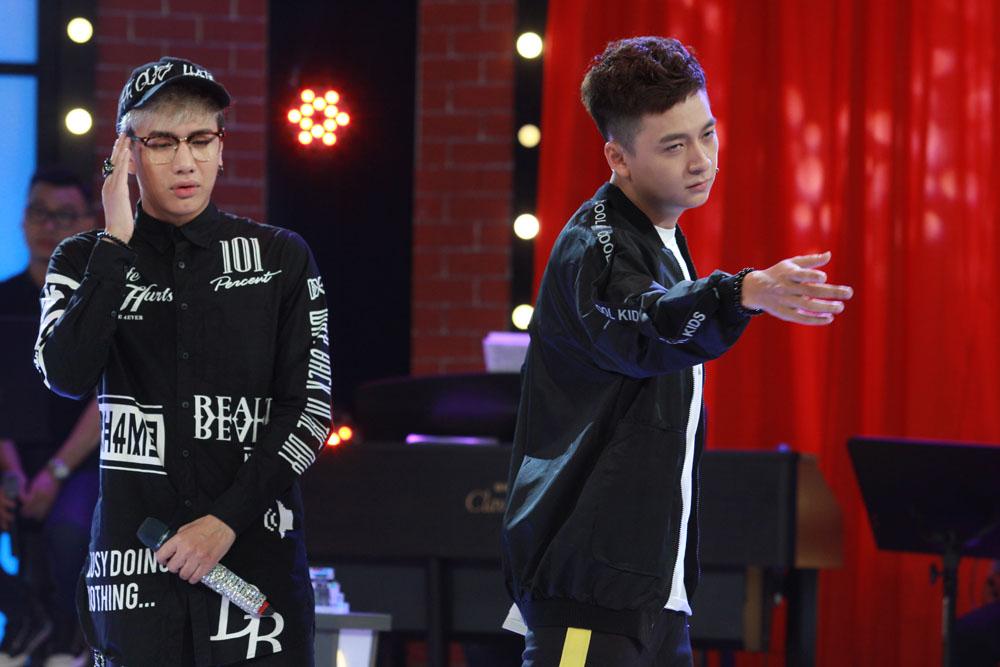 Không nhớ lời hit của Mỹ Tâm nhưng Lou Hoàng lại hát trơn tru nhạc đỏ-3