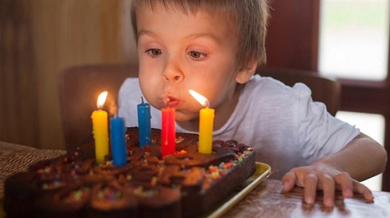 Thổi nến bánh sinh nhật là một hình thức gây bệnh-1