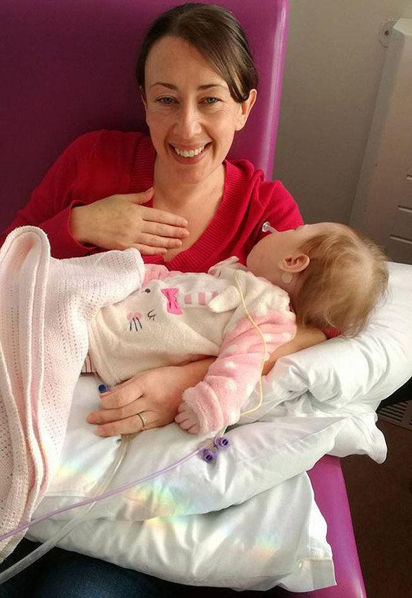 Rơi nước mắt khoảnh khắc bố ôm con gái sơ sinh bệnh nặng nhảy điệu từ biệt-2