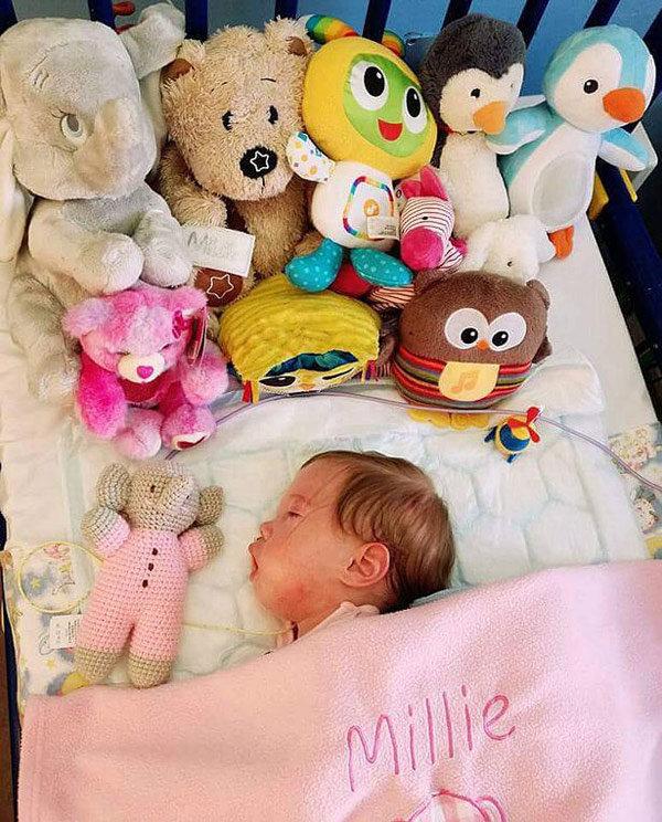 Rơi nước mắt khoảnh khắc bố ôm con gái sơ sinh bệnh nặng nhảy điệu từ biệt-3