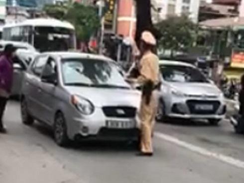 Bị bắt dừng xe, nữ tài xế nhấn ga húc cảnh sát giao thông và nói: 'Đang rất bận, sẽ quay lại sau…'