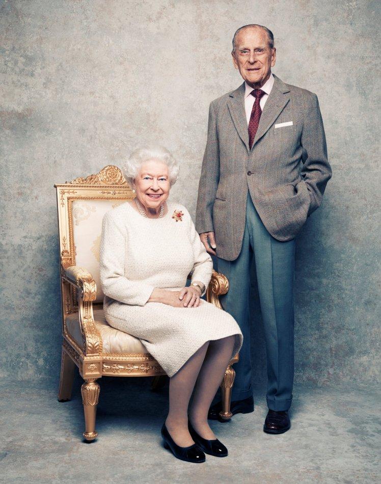 Kỷ niệm đám cưới bạch kim, Nữ hoàng Anh Elizabeth tung bộ ảnh chân dung tuyệt đẹp-2
